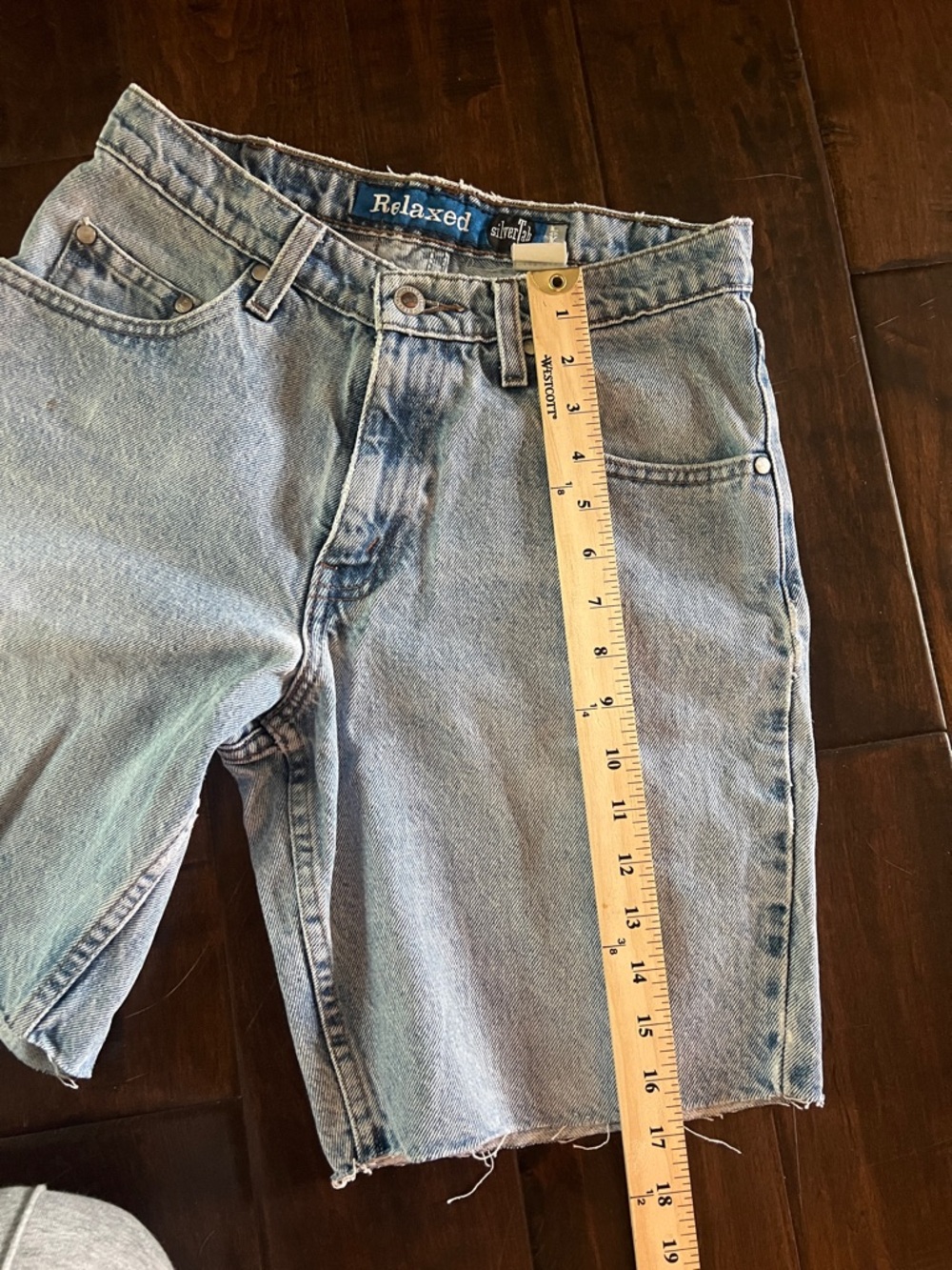 Vintage Levi’s Silvertab Relaxed fit cutoff denim shorts size 29 light wash - Picture 9 of 12